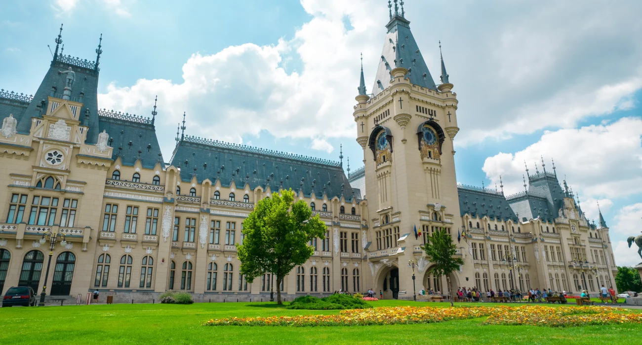 Indian students applying for Worcester University scholarship 2025 for UK higher education